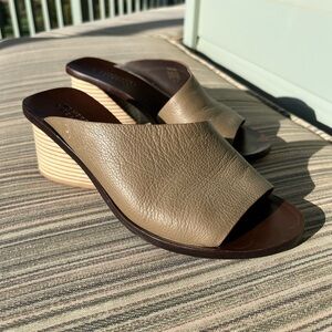 Mercedes Castillo Izar taupe pebble